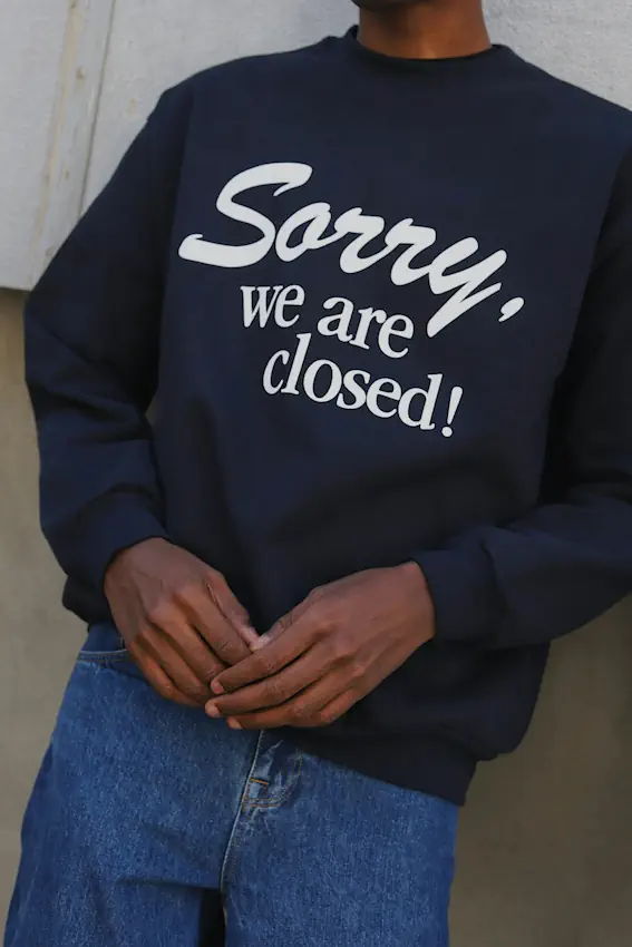 Man met t-short 'Sorry we are closed'