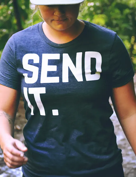 Afbeelding vrouw met tshirt Send It
