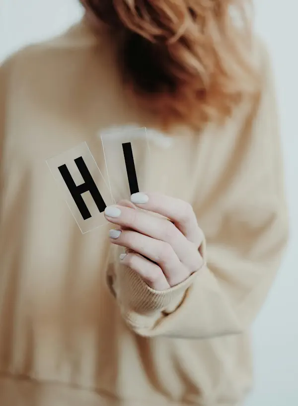 Afbeelding vrouw met bordje HI