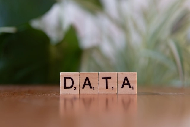 Afbeelding met de letters DATA uit scrabble. Om aan te geven dat uw data voorzien wordt van een backup