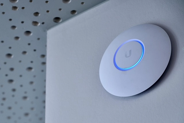 Afbeelding met een Ubiquiti access point
