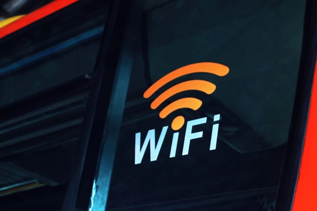 Afbeelding met WiFi logo, ter illustratie van de WiFi Audit