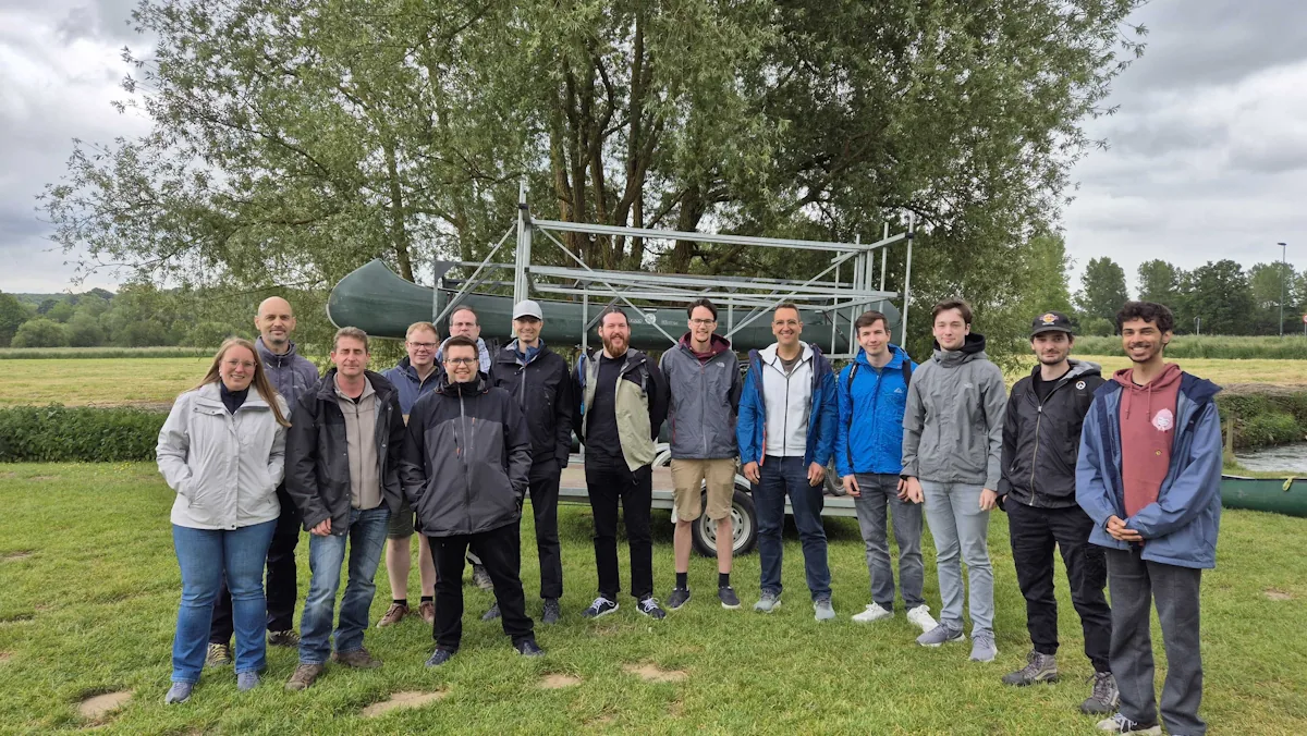 Syscom-medewerkers tijdens een teambuilding met kajaks